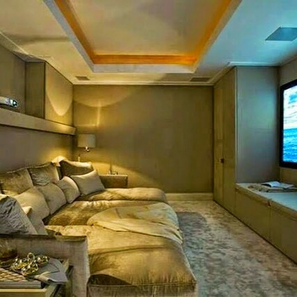 Meet your Posher, Miriam - Picture 1 of 1